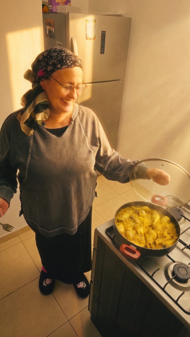 אסתר מבשלת במטבח שלה